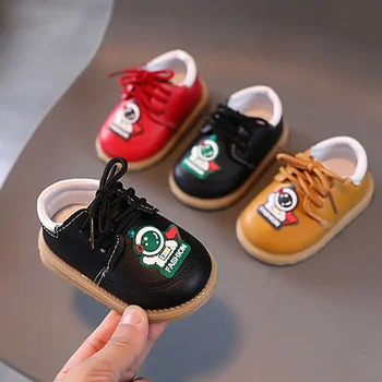 Baba kis bőrcipő Új típus 0-2 éves fiúk és lányok sétacipői Puha talpú alkalmi bőr cipők listája