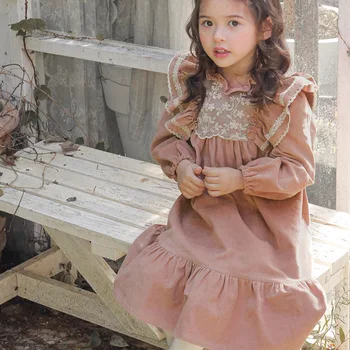 Gyerekruházat Lányok téli ruhája 2023 Koreai stílusú vintage csipke hercegnő ruha alkalmi Egyszerű divatos édes aranyos ruha