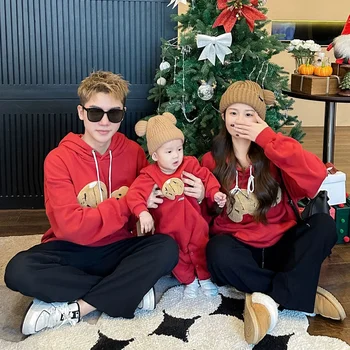 Piros meleg kapucnis pulóverek az egész családnak Karácsonyi anya lánya téli ruhák apa fia hozzáillő kapucnis pulóverek csecsemő romper